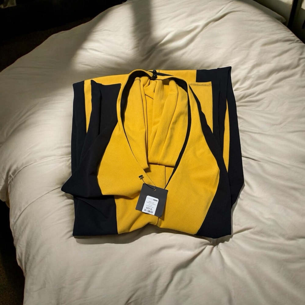 Sale!!! Fashion Nova Yellow and Black Halter Contrast Jumpsuit SOLD OUT‼️ - Picture 2 of 2
